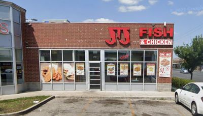 Two men shot dead by fast food worker during argument in Chicago restaurant, cops say