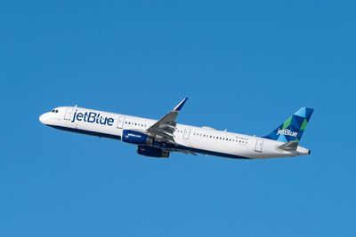 JetBlue Stops Serving Hot Meals in Coach on Transatlantic Flights, Claims Change Is Necessary to Maintain 'Competitive Fares'