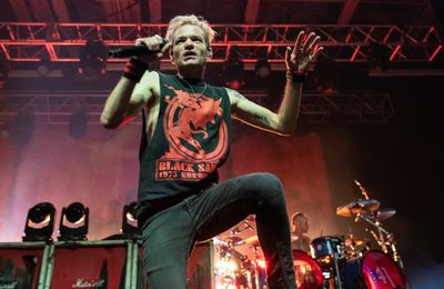 Deryck Whibley alleges abuse from former manager