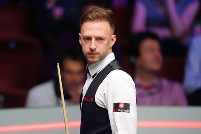 Judd Trump brushes off cue confusion to beat John Higgins in Wuhan