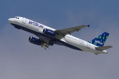 JetBlue takes away hot meals for everyone but first class