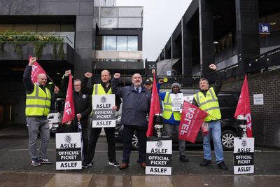 Starmer bids to end Tory ‘scorched earth’ industrial relations policy with workers’ rights reset