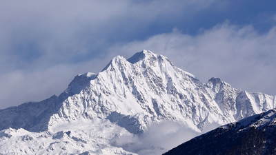 Women climbers rescued after three days in the Himalayas without food, water or supplies