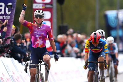 Simac Ladies Tour: Lorena Wiebes wins two in a row with sprint victory on stage 3