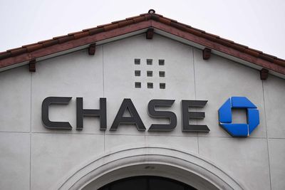 How a Chase Bank security guard allegedly helped thieves pull off $200,000 bank heist