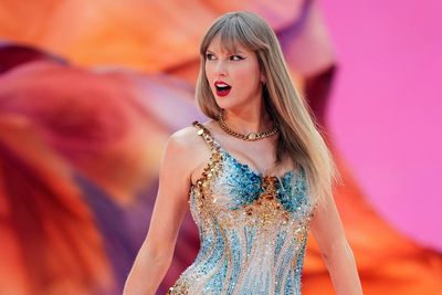 Taylor Swift donates $5 million toward hurricane relief efforts