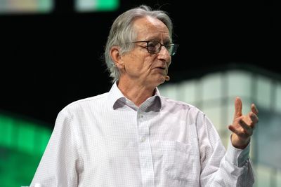 Nobel laureate Geoffrey Hinton is both AI pioneer and front man of alarm