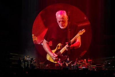 David Gilmour review – astonishing, goosebump-inducing solos