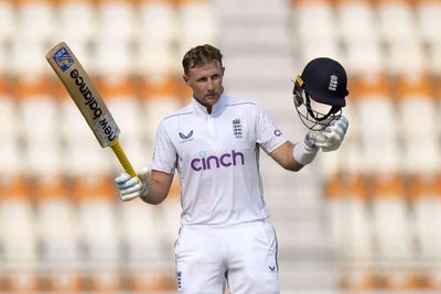 Joe Root is using his bat as a rapier, says Geoffrey Boycott