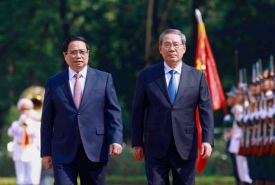 China's premier talks trade in Vietnam despite differences over South China Sea