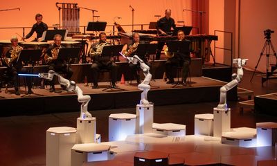 Three-armed robot conductor makes debut in Dresden