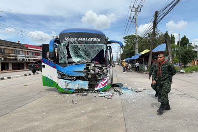 17 hurt as tour bus hits truck