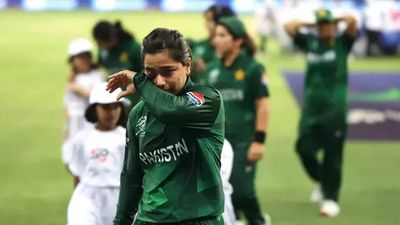 Watch: Pakistan captain Fatima Sana in tears remembering deceased father during national anthem
