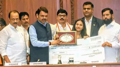 Nagpur's Divya Deshmukh gets Rs 1 crore, Sankalp Rs 10 lakh as Maharashtra felicitates Chess Olympiad medalists