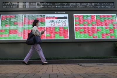 Asian Shares Advance As Wall Street Hits New Records