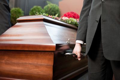 Rogue funeral directors could keep dead bodies in their garages without industry regulation, inquiry warns