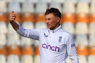 Joe Root finds hilarious method to shine ball for England against Pakistan