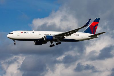 Delta cancels meal service on more than 200 Detroit flights after ‘food safety issue’