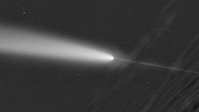 Rare illusion gives 'once-in-a-lifetime' comet a seemingly impossible 2nd tail after closest approach to Earth for 80,000 years