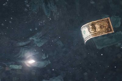 Dollar Posts Modest Losses as T-Note Yields Fall