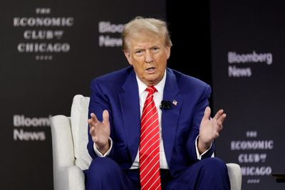 Trump re-ups ‘Barack Hussein Obama’ conspiracy when asked about tariffs at economic forum