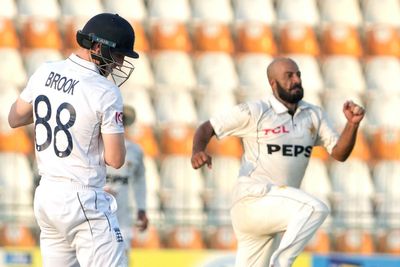 England collapse as Pakistan spinners shine on worn Multan pitch