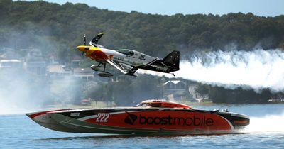 Superboat takes on race plane at Lake Macquarie ahead of thrilling event