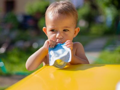 Sales of baby food pouches have increased by 900 percent. Experts think that’s a problem