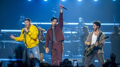 Jonas Brothers gig stopped after laser pen is pointed in Nick Jonas’s face