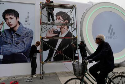 China's economy grows at a 4.6% rate in the last quarter, falls short of the official 5% target