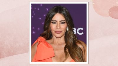 Sofía Vergara just ditched her go-to neutral nails for this chic plum-wine shade