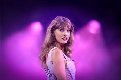 Taylor Swift shakes off book publishers