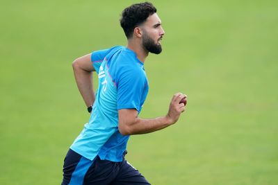 Saqib Mahmood still has Test ambition despite signing white-ball Lancashire deal