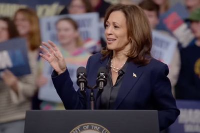 Harris shuts down rally hecklers with two-sentence Trump jab