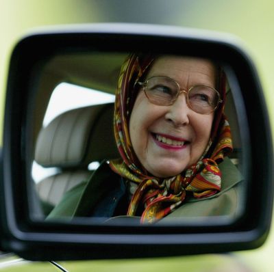 The Rare Moments When Queen Elizabeth Allowed Herself to Be “A Normal Woman in the Countryside”