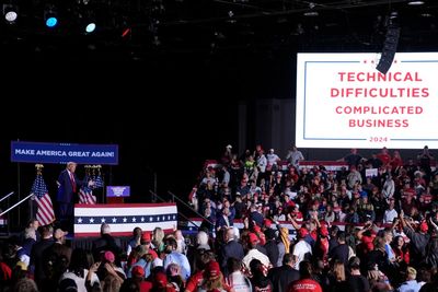 A failed mic leaves Donald Trump pacing the stage in silence for nearly 20 minutes