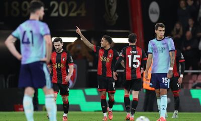 Kluivert wraps up Bournemouth win from spot as Arsenal rue Saliba red