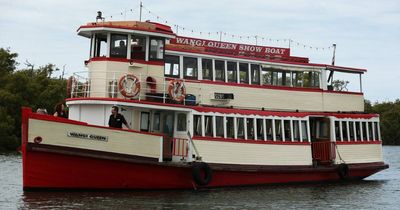 Marine Rescue saves the Queen: historic showboat gets stuck in the mud