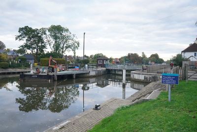 Body found in River Thames during search for man missing after rowing boat capsized