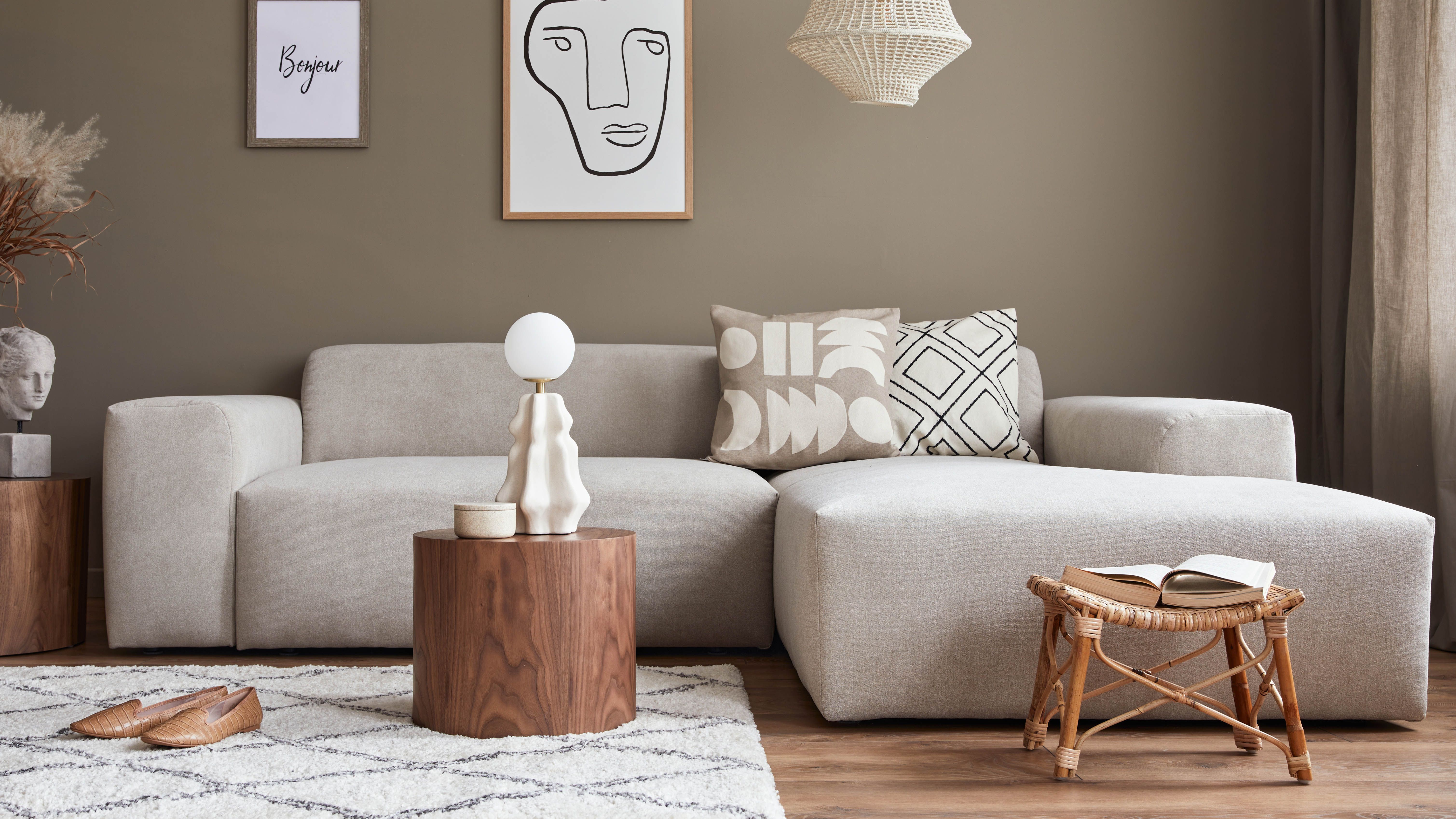 I tried this easy hack to remove sofa stains — and it…