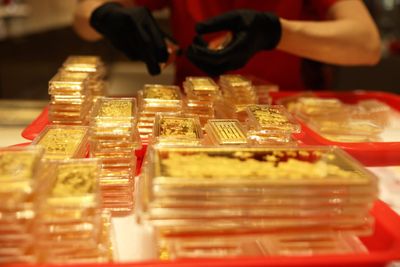 Gold hits record highs again amid global uncertainties