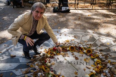 Liverpool mayor honours legacy of John Lennon on visit to New York