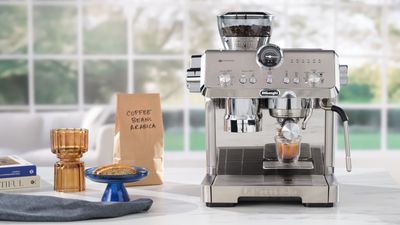 De'Longhi's new manual coffee machine lets you call the shots