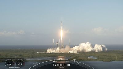 SpaceX launches 23 Starlink broadband satellites to orbit from Florida (video)