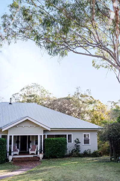 The vibrant renovation of a 1940s Toowoomba Queenslander