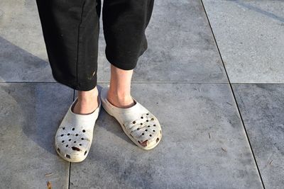 Girlfriend called ‘controlling’ after asking boyfriend not to wear Crocs on dates