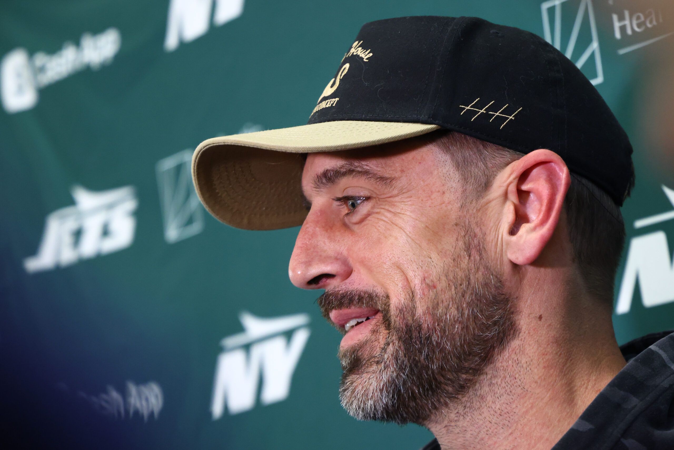 Jets’ Aaron Rodgers denies eating a booger on the…