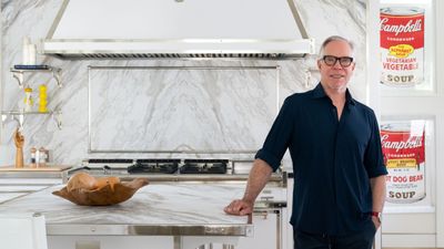 Tommy Hilfiger's kitchen perfectly blends elegance, functionality, and luxury – the secret is in the color scheme