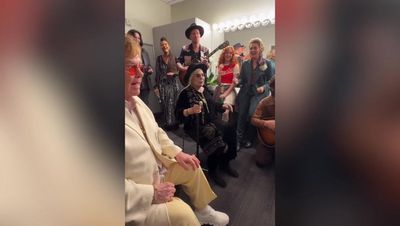 Can you spot every legendary singer in this backstage jam session?