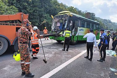 1 dead and 12 injured after bus carrying Japanese tourists smashes into truck in Malaysia